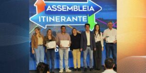 Vereadora de Apucarana entrega homenagem ao fundador da Texas Farm durante assembleia na Expoingá