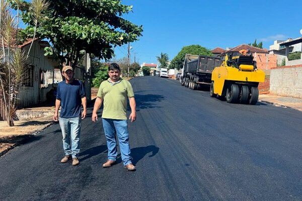 Mais duas ruas são asfaltadas em Califórnia