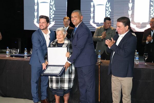 Sérgio Onofre e Aparecida Masquette recebem títulos de Cidadão Benemérito e Cidadã Honorária, respectivamente