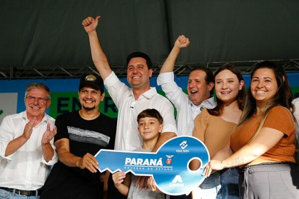 Governador inaugura bairro planejado com 371 casas em Assis Chateubriand