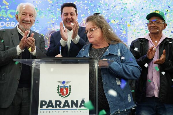 Prefeito Silvio Barros, a primeira-dama Bernadete Barros, a vice-prefeita Sandra Jacovós e a presidente da Sociedade Rural de Maringá, Maria Iraclézia, cantaram parabéns para Maringá em cima do palco