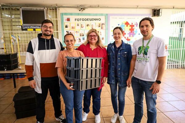 Prefeitura de Maringá entrega composteiras aos pais de alunos da rede municipal de ensino
