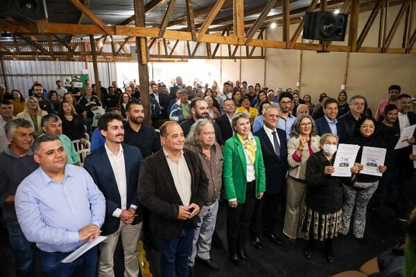 Em Maringá, Programa Moradia Legal entrega escritura de imóveis para famílias que aguardavam regularização há 45 anos