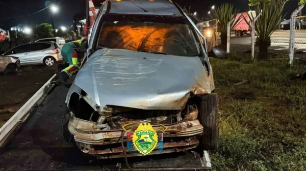 Jovem fica ferido após bater em barranco e capotar carro na PR-986 em Rolândia