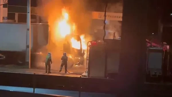 Caminhão pega fogo em posto de combustíveis em Mauá da Serra; vídeo