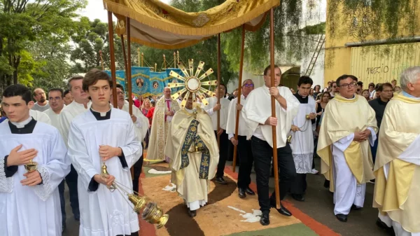 Celebração de Corpus Christi em Apucarana reúne multidão