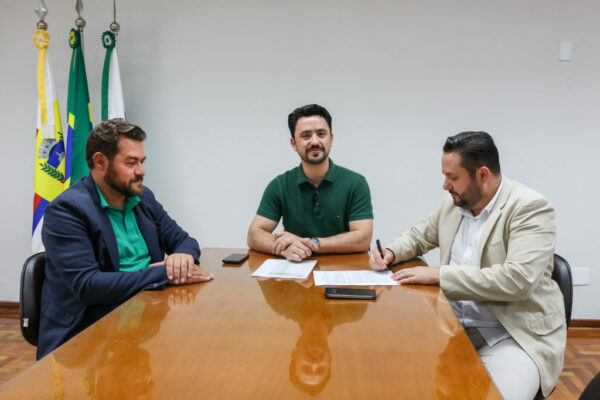 Prefeitura de Apucarana firma convênio com a FAP e garante descontos em cursos de graduação para servidores e dependentes