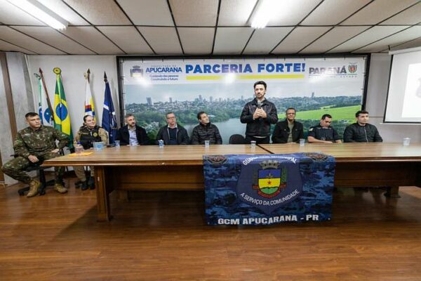 Guarda Civil de Apucarana recebe porte de arma e armamento em cerimônia oficial