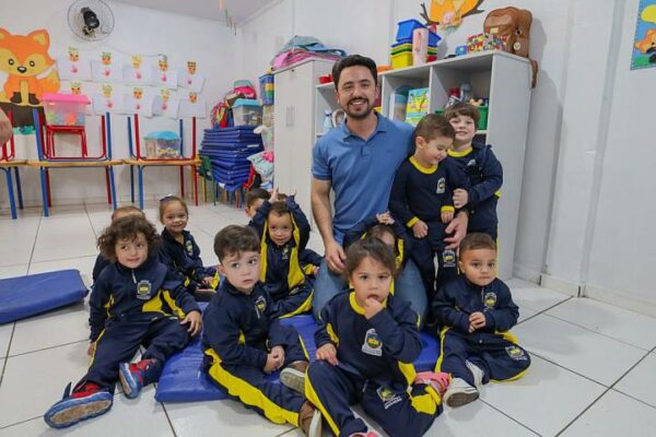Apucarana entrega agasalhos do uniforme e reforça cuidado com alunos da rede municipal