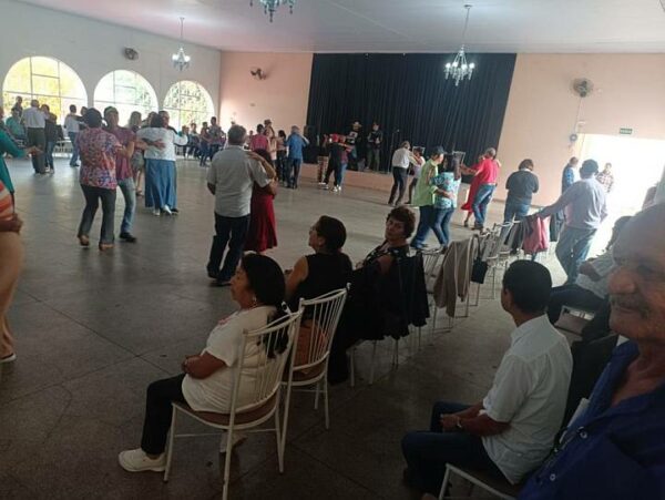 Prefeitura de Apucarana promove vacinação contra a gripe durante baile da terceira idade