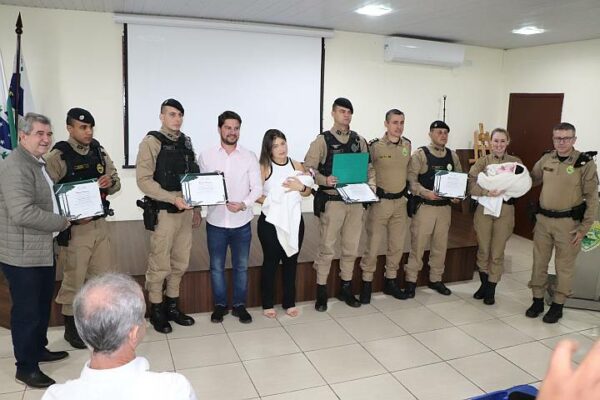 Prefeito de Arapongas participa de entrega de menção honrosa a PMs de Arapongas