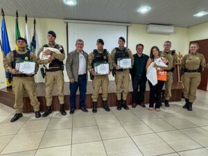 Deputado Bazana entrega Menção Honrosa a PMs que salvaram bebê em Arapongas