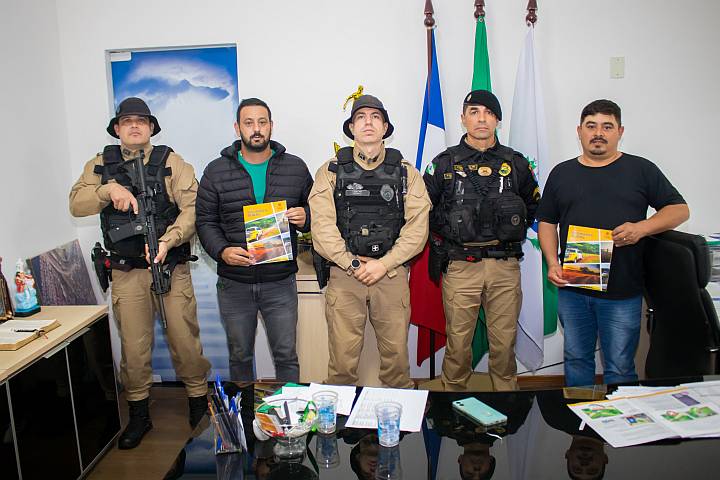 Prefeito Paulo da Padaria de Califórnia recebe visita da Patrulha Rural Comunitária