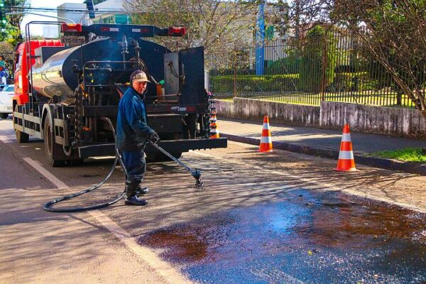 Codar promove manutenção no asfalto da Rua Flamingos em Arapongas