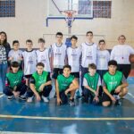 Escolinha Olímpica oferece aulas gratuitas de basquete para crianças e adolescentes em Califórnia