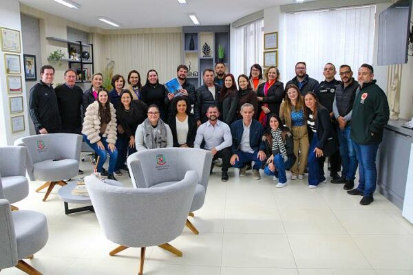 Prefeito de Arapongas recebe Plano Municipal da Primeira Infância