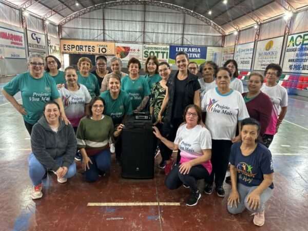 Cambira – Secretário de Saúde entrega equipamentos ao Projeto Viva Mais e melhora comunicação nas aulas