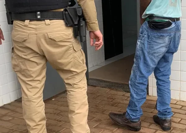 Homem é preso suspeito de fazer sexo com galinhas em Cascavel