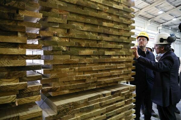 Governador visita fábrica de madeira engenheirada e defende uso sustentável de florestas