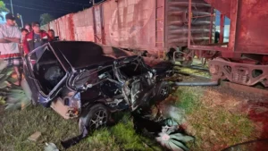 Duas pessoas ficam feridas após carro ser atingido por trem em Arapongas