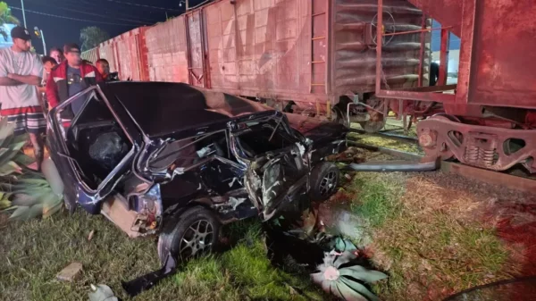 Duas pessoas ficam feridas após carro ser atingido por trem em Arapongas