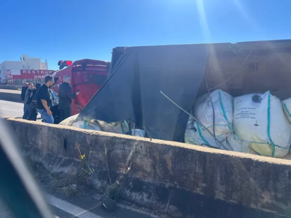 Carreta tomba na BR-376 em Mauá da Serra; bombeiros são acionados