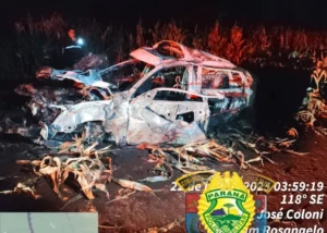 Veículo capota, pega fogo e deixa dois ocupantes mortos em Rolândia