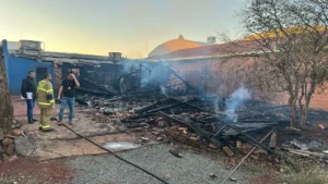 Idoso morre carbonizado após incêndio em residência em Arapongas