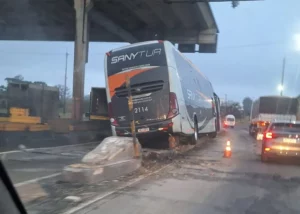 Ônibus sobe em mureta de pedágio em Arapongas e deixa dois feridos