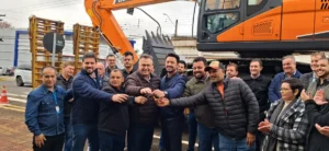 Beto Preto entrega retroescavadeira de R$ 820 mil para Apucarana