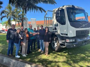 Prefeitura de Cambira recebe caminhão-prancha para reforçar frota municipal