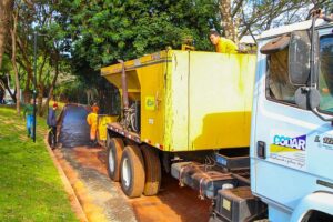 Pista de caminhada do Parque dos Pássaros em Arapongas recebe lama asfáltica