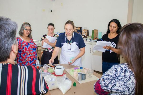 Prefeitura de Califórnia realiza segunda aula do curso gratuito de Velas Decorativas