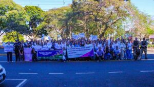 Arapongas reúne dezenas de pessoas na 3ª Caminhada do Meio-Dia pelo fim da violência contra as mulheres