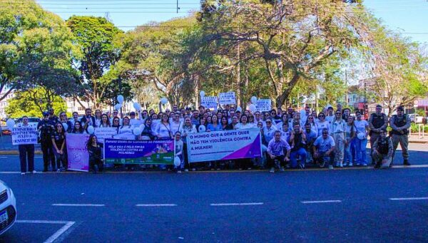 Arapongas reúne dezenas de pessoas na 3ª Caminhada do Meio-Dia pelo fim da violência contra as mulheres