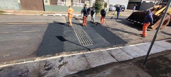 Codar executa conserto de grade e recape no Conjunto Flamingos, em Arapongas