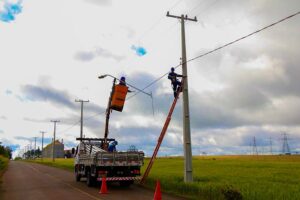 Estrada da Colônia Esperança começa a receber luminárias de LED