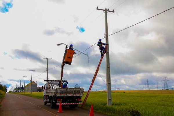 Estrada da Colônia Esperança começa a receber luminárias de LED