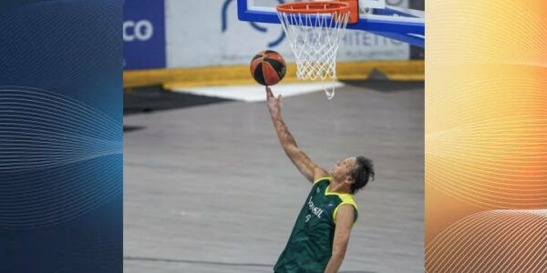 Homenageado da Câmara de Apucarana, professor Bressan, é campeão mundial de basquete master