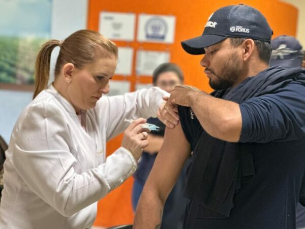 Vacinação extramuros leva proteção contra a gripe aos trabalhadores de Cambira