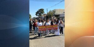 Caminhada do Meio-Dia reúne aproximadamente 30 manifestantes no Centro de Mandaguari