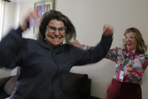 De desconfiança à alegria: zeladora recebe prêmio de R$ 100 mil do Nota Paraná em casa