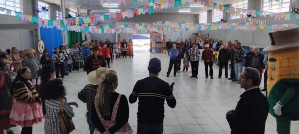 Nesta última sexta-feira (04), Mauá da Serra viveu um momento de muita alegria e tradição com o Arraial da Melhor Idade!