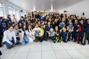 Prefeitura de Apucarana entrega mochilas e regatas na volta às aulas e anuncia a inclusão de novo item