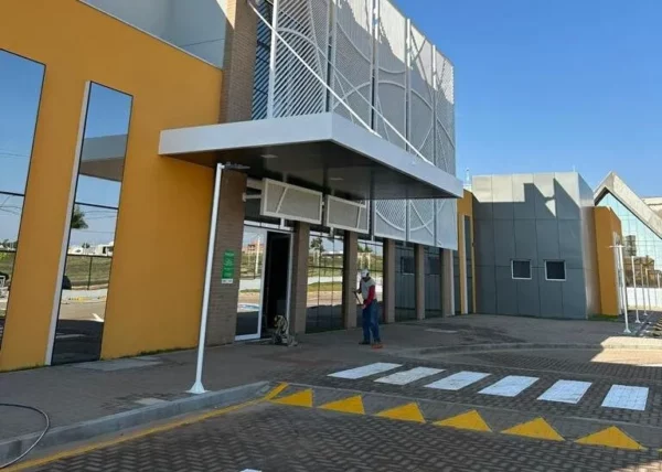 Preso ‘em saidinha’ procura hospital após engolir celular em Arapongas