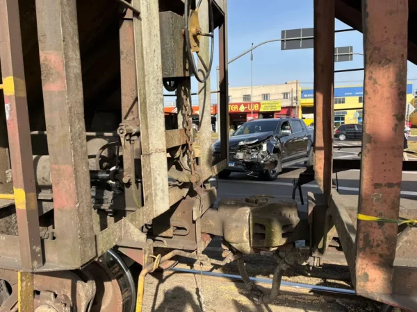 Motorista de S10 colide contra trem em Arapongas: “Foi um descuido”