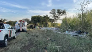 Carreta carregada com móveis tomba em curva da PR-444 em Arapongas