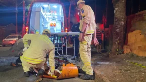 Bombeiros resgatam jovem que caiu de barranco em Apucarana