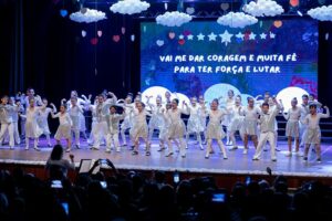 Festival no Cine Teatro Fênix em Apucarana celebra aprendizado de estudantes em inglês, espanhol e Libras