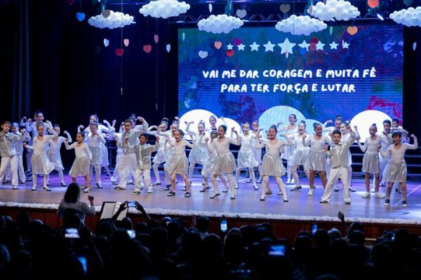 Festival no Cine Teatro Fênix em Apucarana celebra aprendizado de estudantes em inglês, espanhol e Libras